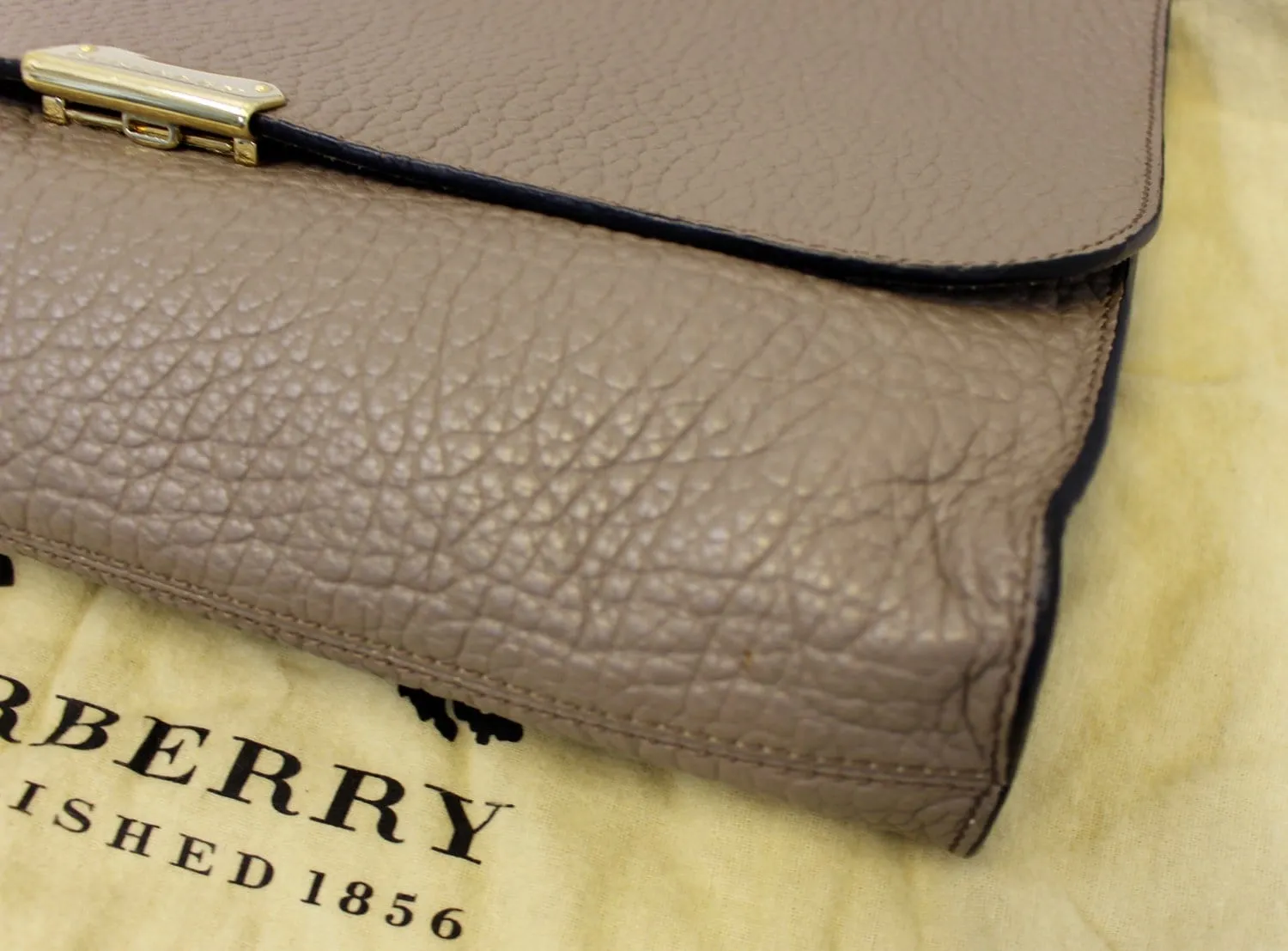 BURBERRY Heritage Sonnet Grain Leather Large Clutch - Sale