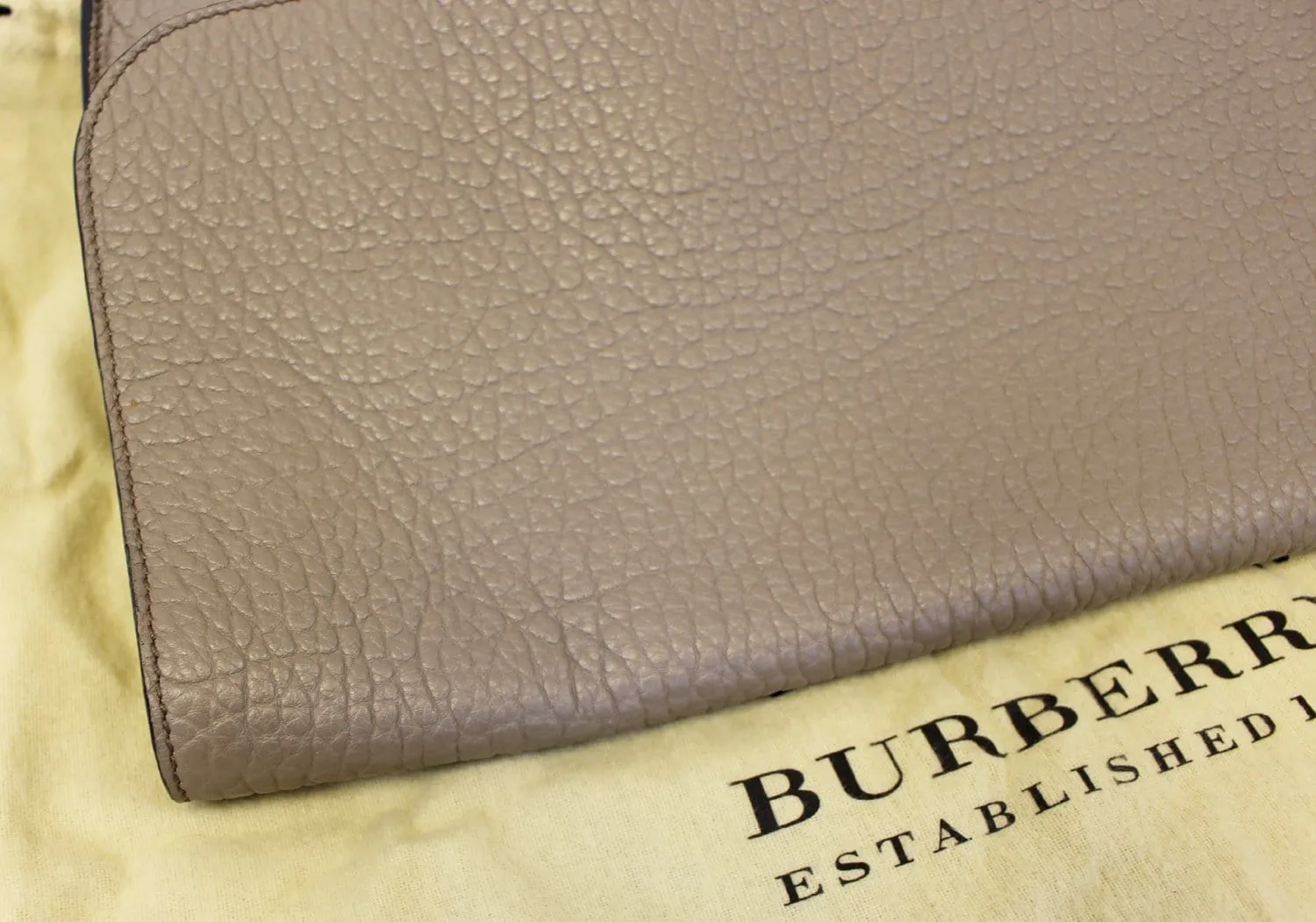 BURBERRY Heritage Sonnet Grain Leather Large Clutch - Sale