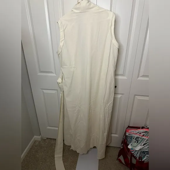 Elegant Cream Sleeveless Drape Cardigan