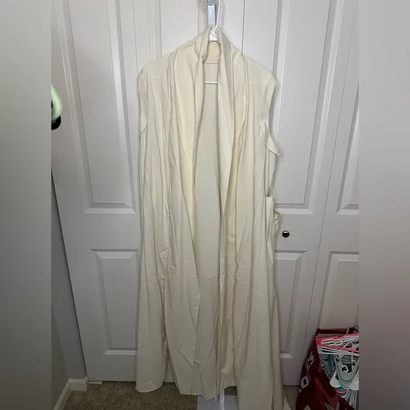 Elegant Cream Sleeveless Drape Cardigan
