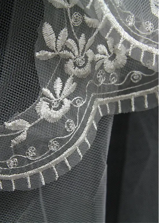 Elegant Tulle Wedding Veil With Lace Applique Edge