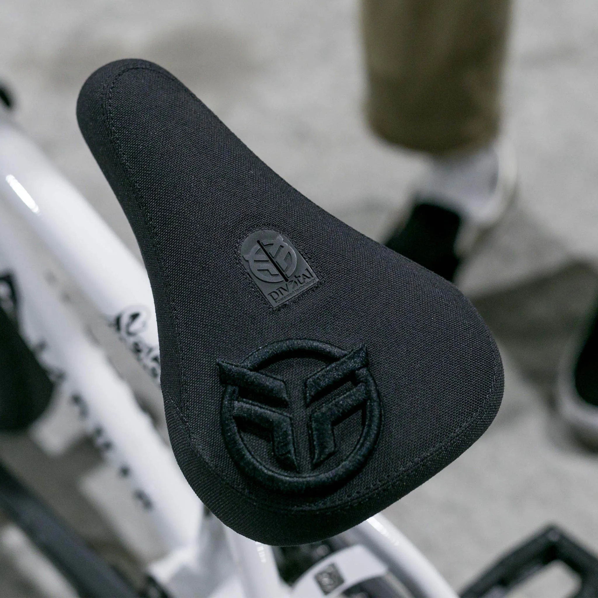 Federal Mid Pivotal Logo Seat - Black With Raised Black Embroidery