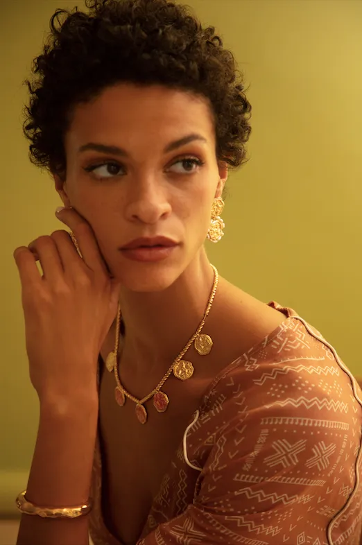 GOLD PLATED FEMININE WAVES NECKLACE WITH ENAMEL